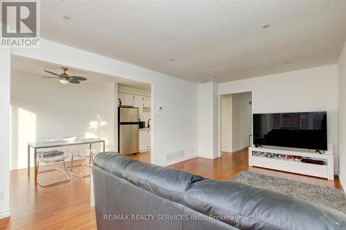 132 - 132 Baronwood Court, Brampton (Brampton North), ON - Indoor Photo Showing Living Room