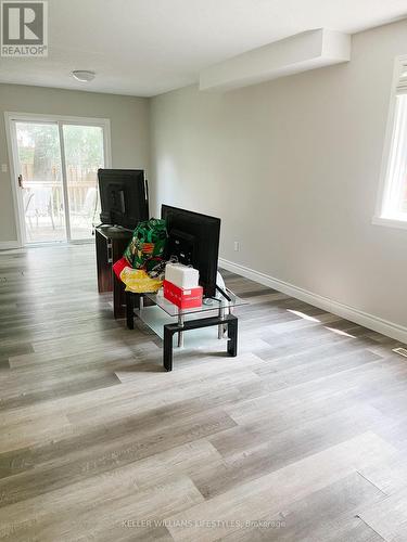 99 Walmer Gardens, London, ON - Indoor Photo Showing Living Room