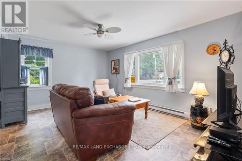 439 Green Street, Saugeen Shores, ON - Indoor Photo Showing Living Room