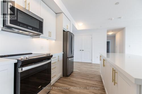 430 - 10 Mallard Trail, Hamilton (Waterdown), ON - Indoor Photo Showing Kitchen With Upgraded Kitchen