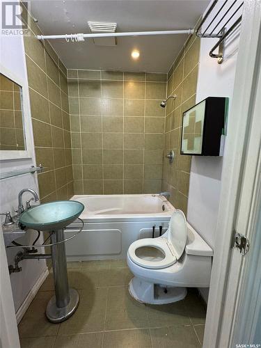 1536 D Avenue N, Saskatoon, SK - Indoor Photo Showing Bathroom