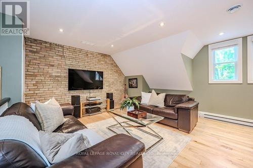 42 Liverpool Street, Guelph, ON - Indoor Photo Showing Living Room