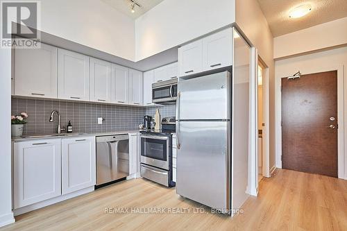 816 - 2200 Lake Shore Boulevard W, Toronto (Mimico), ON - Indoor Photo Showing Kitchen With Upgraded Kitchen