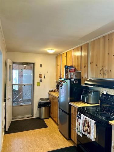 10 Slocruz Drive, Sandy Lake, MB - Indoor Photo Showing Kitchen