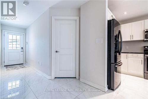 10 Hawthorn Avenue, Thorold, ON - Indoor Photo Showing Kitchen