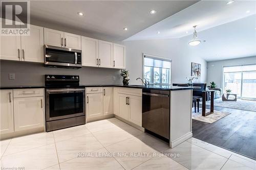 10 Hawthorn Avenue, Thorold, ON - Indoor Photo Showing Kitchen