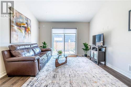 10 Hawthorn Avenue, Thorold, ON - Indoor Photo Showing Living Room