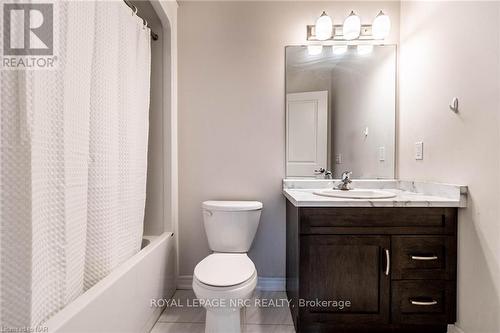 10 Hawthorn Avenue, Thorold, ON - Indoor Photo Showing Bathroom