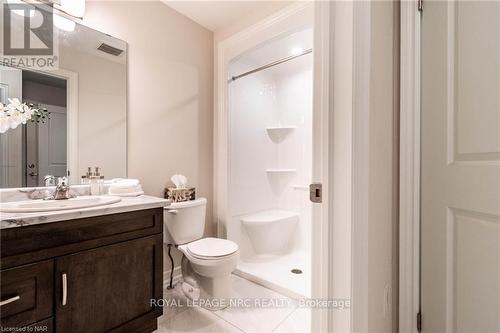 10 Hawthorn Avenue, Thorold, ON - Indoor Photo Showing Bathroom