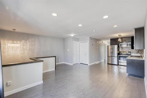 630 Boyd Avenue, Winnipeg, MB - Indoor Photo Showing Kitchen