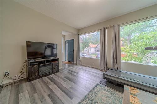 796 Simcoe Street, Winnipeg, MB - Indoor Photo Showing Living Room