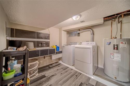 796 Simcoe Street, Winnipeg, MB - Indoor Photo Showing Laundry Room