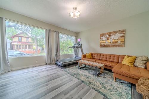 796 Simcoe Street, Winnipeg, MB - Indoor Photo Showing Living Room