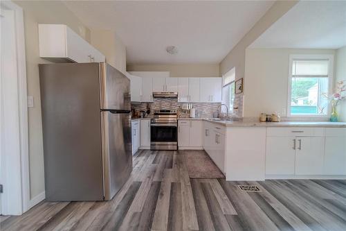 796 Simcoe Street, Winnipeg, MB - Indoor Photo Showing Kitchen With Upgraded Kitchen