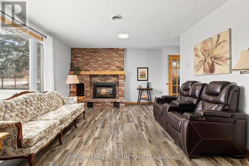 8600 Halle Road, Hamilton Township, ON - Indoor Photo Showing Living Room With Fireplace