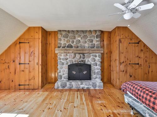 Master bedroom - 298 Rue Principale, Saint-Donat, QC - Indoor With Fireplace