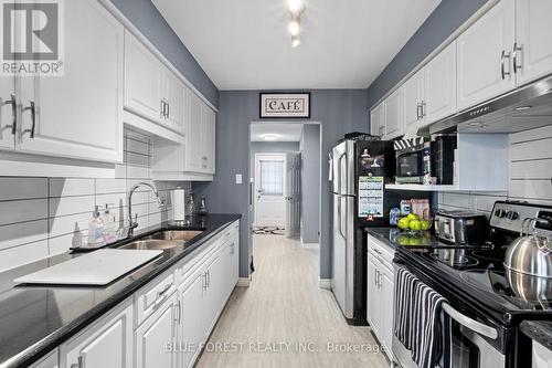 8 - 1199 Reardon Boulevard, London, ON - Indoor Photo Showing Kitchen With Double Sink