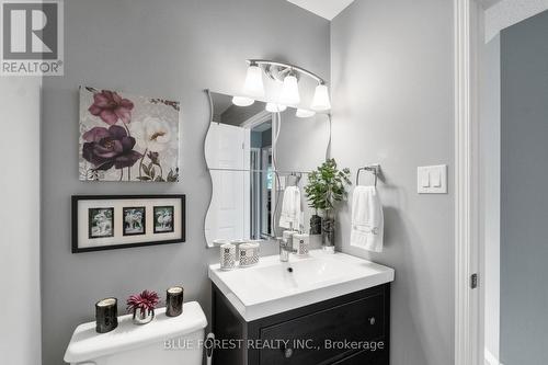 8 - 1199 Reardon Boulevard, London, ON - Indoor Photo Showing Bathroom