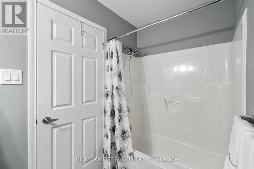 8 - 1199 Reardon Boulevard, London, ON - Indoor Photo Showing Bathroom