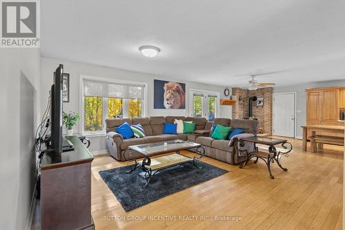 6072 5Th Side Road, Innisfil, ON - Indoor Photo Showing Living Room