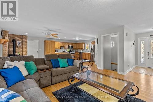 6072 5Th Side Road, Innisfil, ON - Indoor Photo Showing Living Room