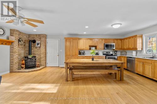 6072 5Th Side Road, Innisfil, ON - Indoor Photo Showing Kitchen