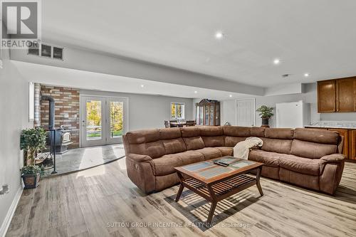 6072 5Th Side Road, Innisfil, ON - Indoor Photo Showing Living Room