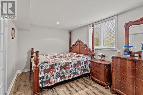 6072 5Th Side Road, Innisfil, ON - Indoor Photo Showing Bedroom