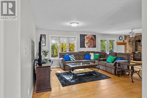 6072 5Th Side Road, Innisfil, ON - Indoor Photo Showing Living Room