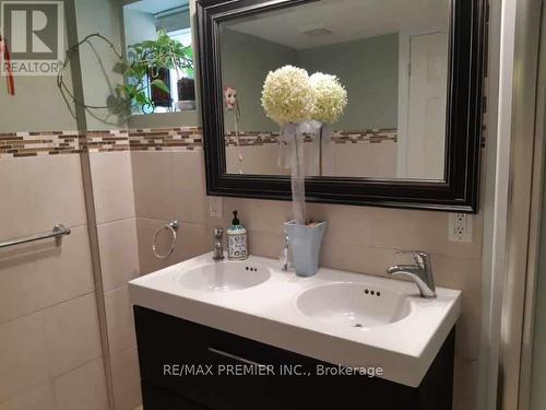 33 Pakenham Drive, Toronto (Rexdale-Kipling), ON - Indoor Photo Showing Bathroom