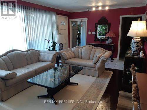 33 Pakenham Drive, Toronto, ON - Indoor Photo Showing Living Room