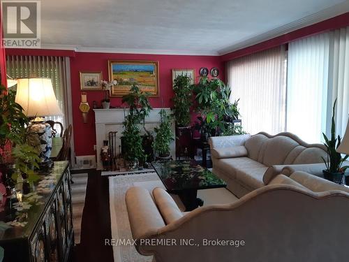 33 Pakenham Drive, Toronto, ON - Indoor Photo Showing Living Room