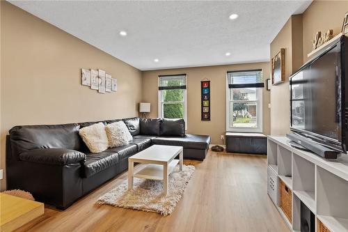 54 Runcorn Street, St. Catharines, ON - Indoor Photo Showing Living Room