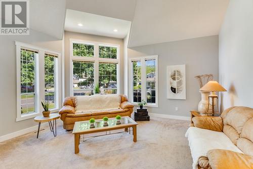 662 Southwind Drive, Kelowna, BC - Indoor Photo Showing Living Room