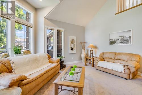 662 Southwind Drive, Kelowna, BC - Indoor Photo Showing Living Room