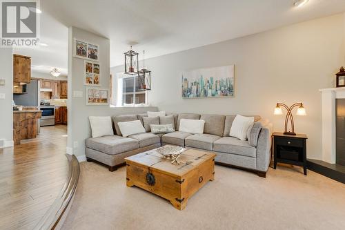 662 Southwind Drive, Kelowna, BC - Indoor Photo Showing Living Room