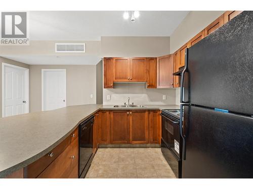 3178 Via Centrale Unit# 2305, Kelowna, BC - Indoor Photo Showing Kitchen With Double Sink