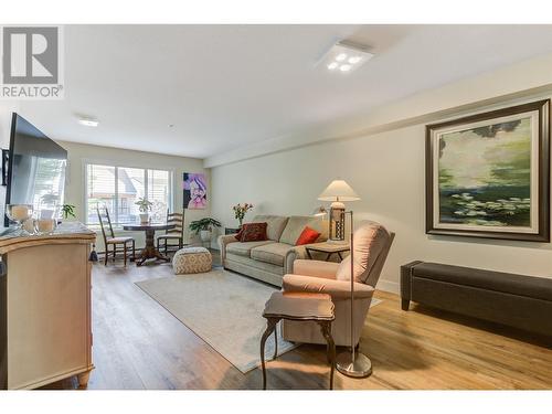 710 Rutland Road N Unit# 108, Kelowna, BC - Indoor Photo Showing Living Room