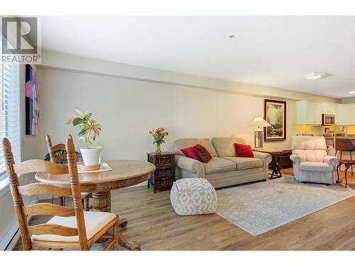 710 Rutland Road N Unit# 108, Kelowna, BC - Indoor Photo Showing Living Room