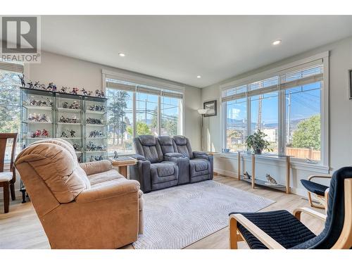 289 Nanaimo Avenue E, Penticton, BC - Indoor Photo Showing Living Room