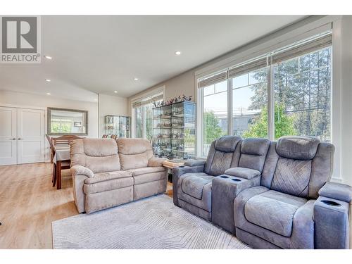 289 Nanaimo Avenue E, Penticton, BC - Indoor Photo Showing Living Room