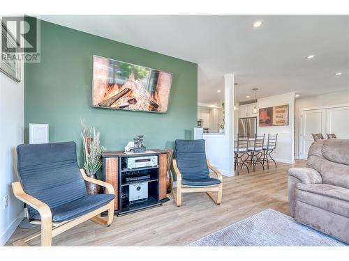 289 Nanaimo Avenue E, Penticton, BC - Indoor Photo Showing Living Room