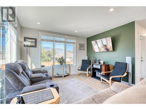 289 Nanaimo Avenue E, Penticton, BC - Indoor Photo Showing Living Room