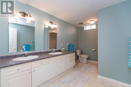 757 Guildwood Boulevard, London, ON - Indoor Photo Showing Bathroom