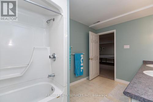 757 Guildwood Boulevard, London, ON - Indoor Photo Showing Bathroom