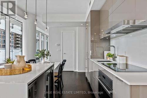 510 - 1 Bloor Street E, Toronto (Church-Yonge Corridor), ON - Indoor Photo Showing Kitchen With Upgraded Kitchen