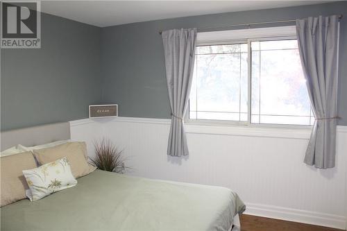 15 Rodney Street, Barrie, ON - Indoor Photo Showing Bedroom