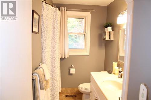 15 Rodney Street, Barrie, ON - Indoor Photo Showing Bathroom