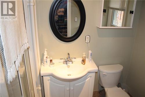 15 Rodney Street, Barrie, ON - Indoor Photo Showing Bathroom