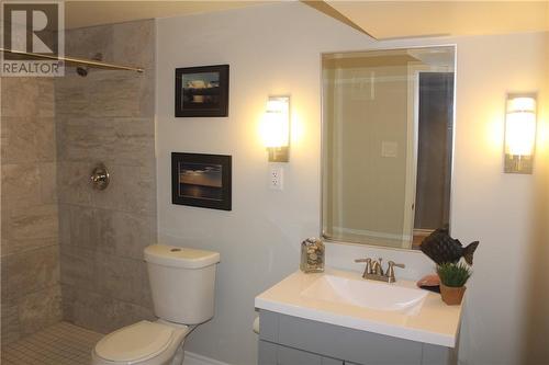 15 Rodney Street, Barrie, ON - Indoor Photo Showing Bathroom